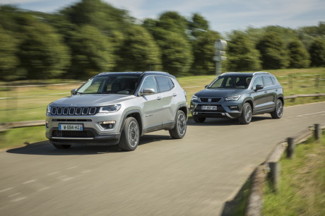 Seat Ateca 2017 et Jeep COmpass 2017 se suivant vue avant