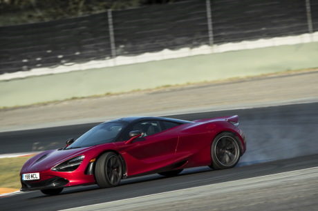 drift travers glisse McLaren 720S rouge circuit