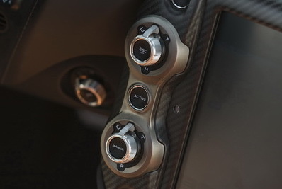 commandes track handling et powertrain McLaren 720S