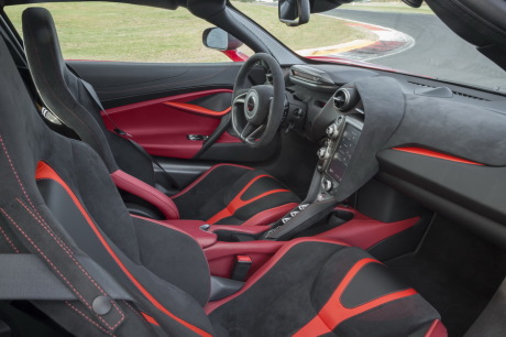 McLaren 720S rouge habitacle