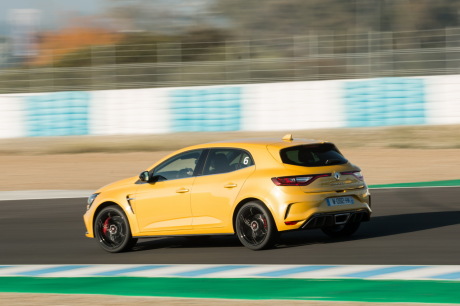 M̮̩gane RS jaune Sirius cḫ̢ssis Cup action arriÃÆÃ
¡re gauche sur circuit