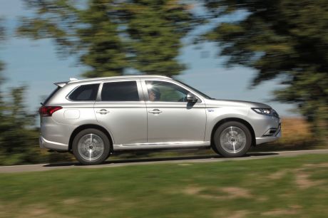Mitsubishi Outlander PHEV 2019 roulant