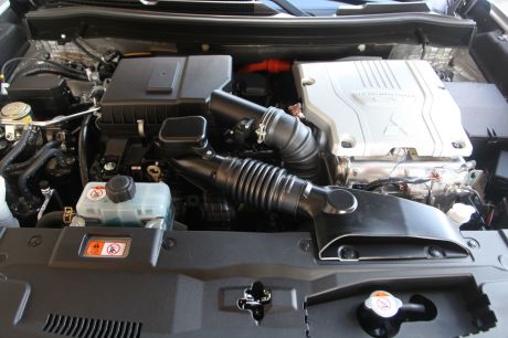 Mitsubishi Outlander PHEV 2019 moteur essence