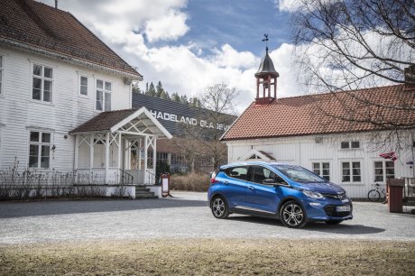 vue de profil de l'Opel Ampera-e 2017