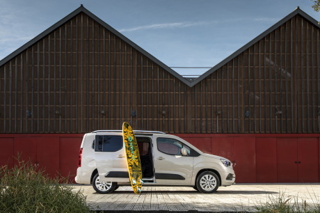 Opel Combo Life XL 2019 grisde profil avec planche de surf