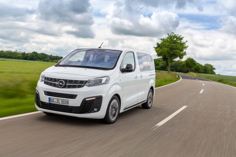 Opel Zafira Life blanc travelling avant gauche