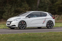 https://www.largus.fr/images/images/txt_essai-peugeot-208-hybrid-fe-17-redimensio.jpg txt_essai-peugeot-208-hybrid-fe-17-redimensio
