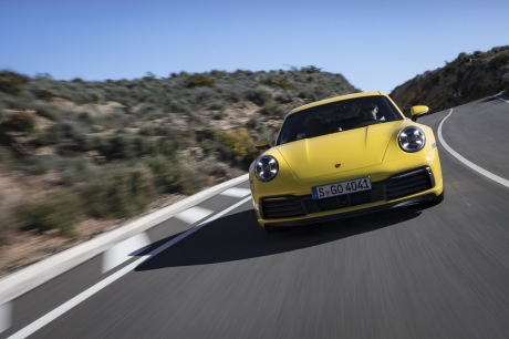 essai Porsche 911 992 Carrera S 2019 jaune Racing travelling de face