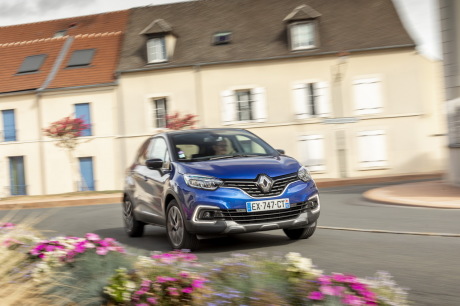 Renault Captur S-Edition bleu action dans un rond-point
