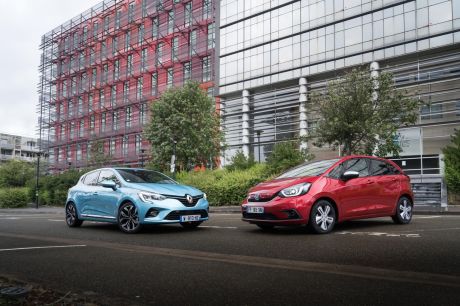 Comparatif entre la Clio hybride et la Jazz hybride