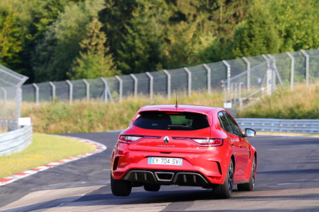 Renault MÃÆÃâÃâégane RS 280 rouge flamme action arriÃÆÃâÃâŠÃ¡re sur deux roues