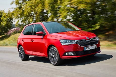 Skoda Fabia 2018 rouge travelling avant droit sur route