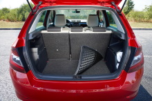 Skoda Fabia 2018 rouge coffre avec tapis reversible