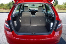 Skoda Fabia 2018 rouge coffre sdossiers rabattus