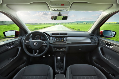 Skoda Fabia 2018 rouge planche de bord