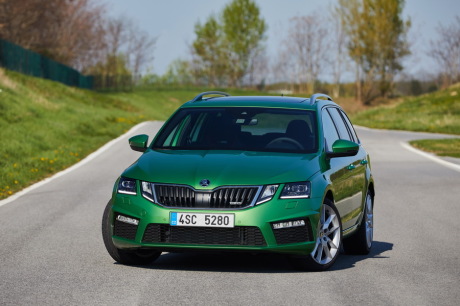 3/4 avant Skoda Octavia RS 2.0 TDI DSG 4x4 Combi (2017) verte