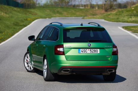 3/4 arrière Skoda Octavia RS 2.0 TDI DSG 4x4 Combi (2017) verte