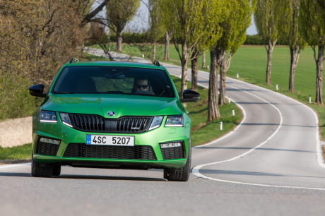 vue avant Skoda Octavia RS 2.0 TDI DSG 4x4 Combi (2017) verte