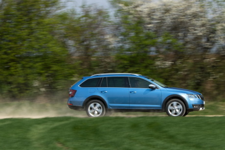 profil Skoda Octavia Scout 2.0 TDI 150 4x4 DSG7 (2017) bleue