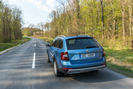 3/4 arrière Skoda Octavia Scout 2.0 TDI 150 4x4 DSG7 (2017) bleue