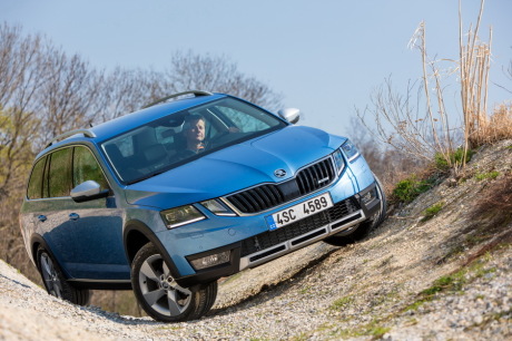 croisement de pont Skoda Octavia Scout 2.0 TDI 150 4x4 DSG7 (2017) bleue