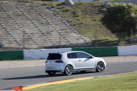 3/4 arrière Volkswagen Golf GTI Clubsport circuit de Portimao