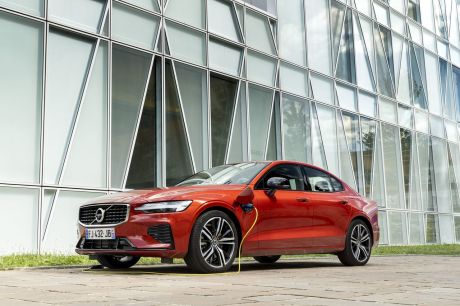 volvo s60 T8 hybride rechargeable rouge avant gauche prise électrique