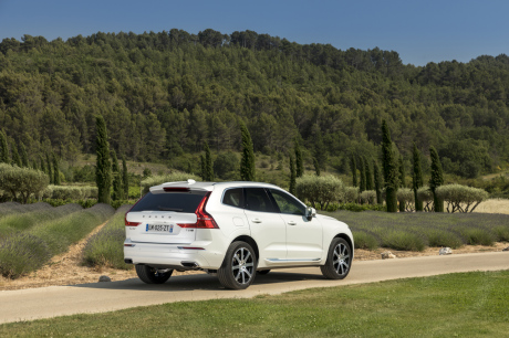 vue de 3/4 arrière statique Volvo XC60 T8 Twin Engine