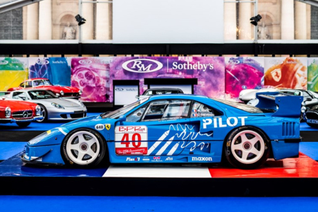 Ferrari F40 LM bleue vue de profil