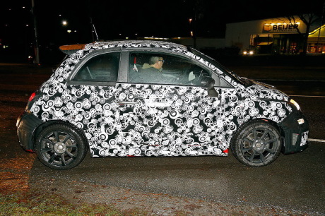 Abarth 595 2016 restylée et camouflée prise de nuit vue avant droite