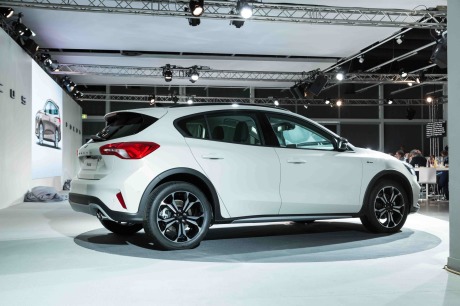 3/4 AR Ford Focus Active