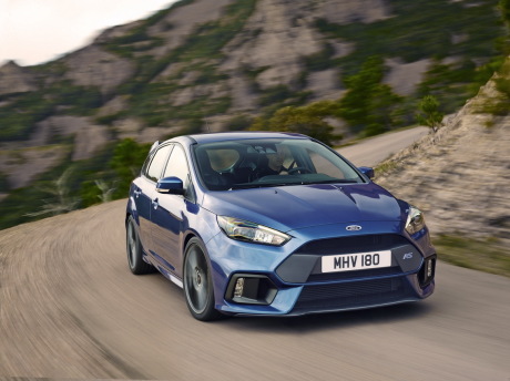 Ford Focus RS 2016 bleu roulant sur une route de montagne vue avant droite