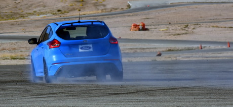 Fors Focus RS 2016 bleu nitrous en dérive des quatre roues vue arrière