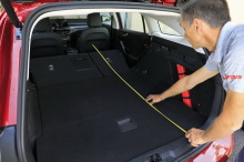 Avec la banquette rabattue, le plancher libÃÅ¡re un espace de prÃÅ¡s de 2 m de long. Le seuil bas (64 cm) est un plus par rapport aux SUV.