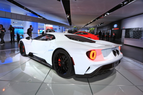Ford GT 3/4 arrière blanche
