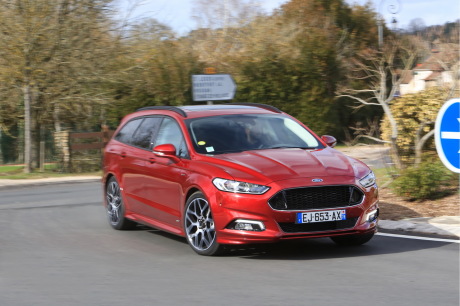 Ford Mondeo SW ST-Line 2017 rouge avant droit dans un rond-point