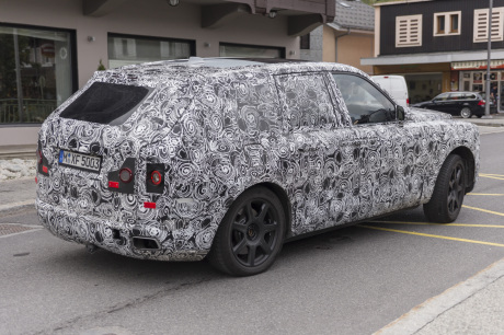 photo espion Rolls Royce Cullinan camouflage vue arrière