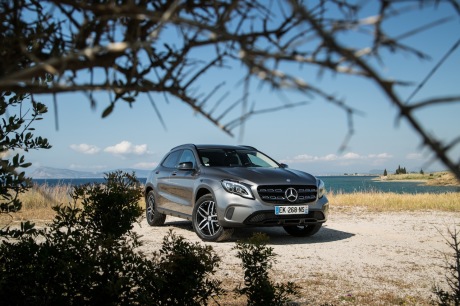 Mercedes GLA restylé : statique extérieur AV droit arbres