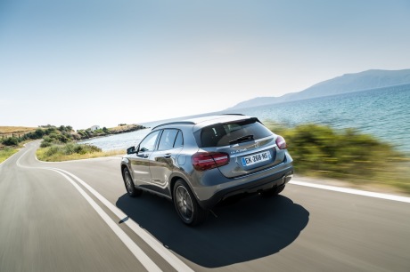 Mercedes GLA restylé : action travelling AR gauche vue mer