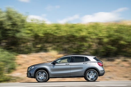 Mercedes GLA restylé : action filé profil gauche