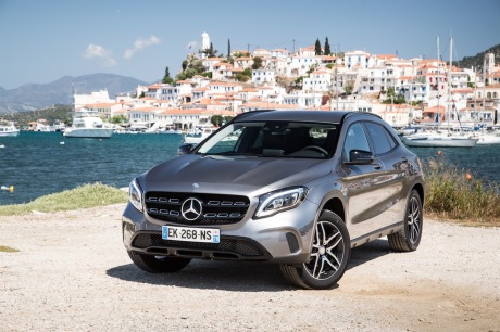 Mercedes GLA restylé : statique 3/4 AV gauche mer village