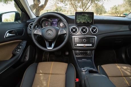 Mercedes GLA restylé : statique intérieur planche de bord large