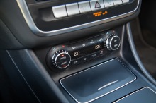 Mercedes GLA restylé : statique intérieur console centrale commandes de clim