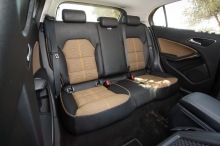 Mercedes GLA restylé : statique intérieur siège passager rabattable horizontalement.