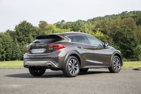 vue 3/4 arriere Infiniti QX30 2.2d
