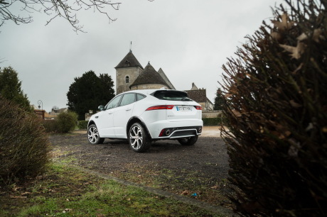 Jaguar E-Pace blanc statique arrière gauche