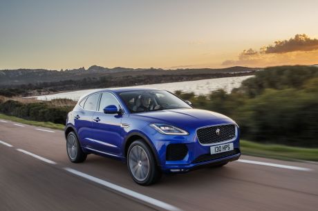 Malgré son excédent de poids, le E-Pace est une vraie Jaguar. Puissant, alerte et précis, il aime être mené à bride abattue.
