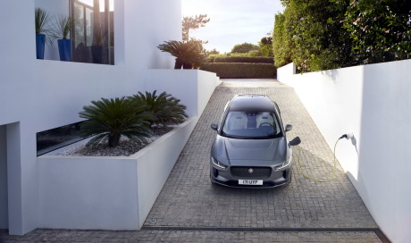 Jaguar I-Pace gris statique de face