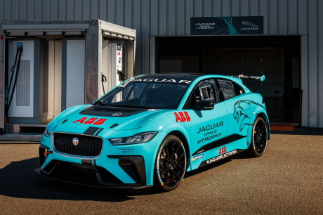 Jaguar I-Pace eTrophy bleu statique avant gauche