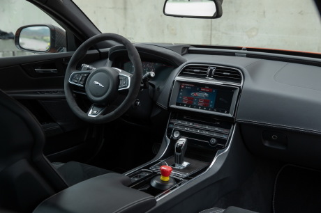 Jaguar XE SV Project 8 orange planche de bord proto